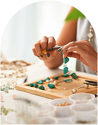 집에서 수작업 하는 모습